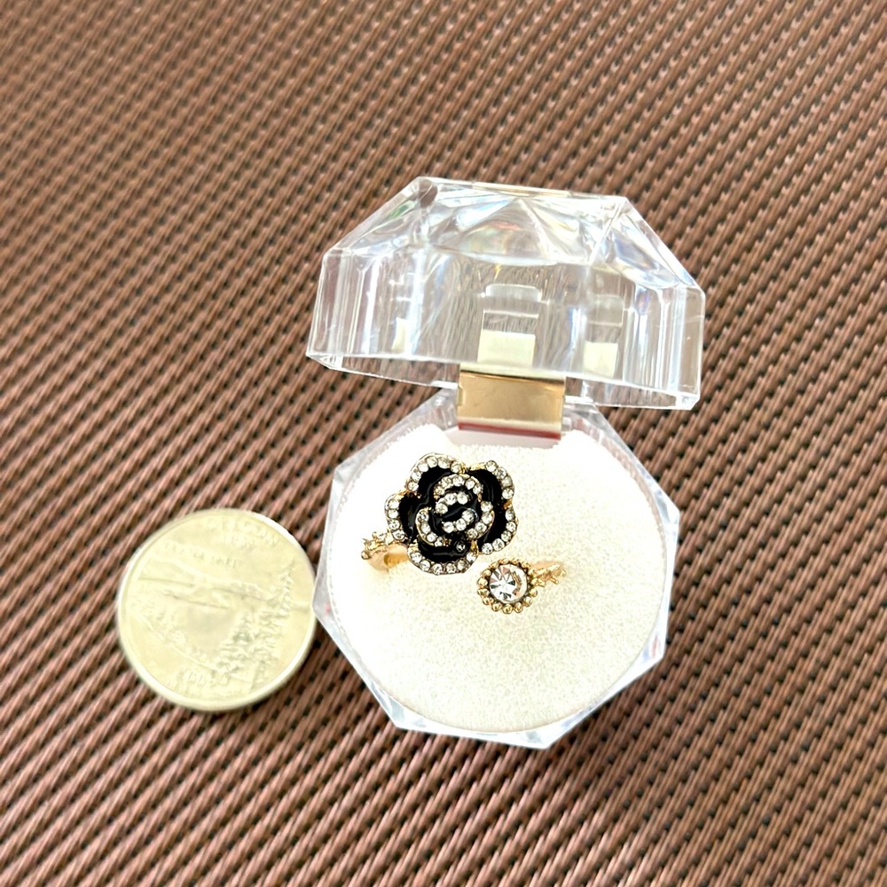 Golden flower ring